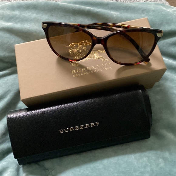 Burberry sunglasses - Picture 5 of 7